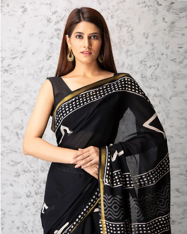 Black_Cotton_Triangle_Motifs_Hblock_Print_Mulmul_Saree_For_Women